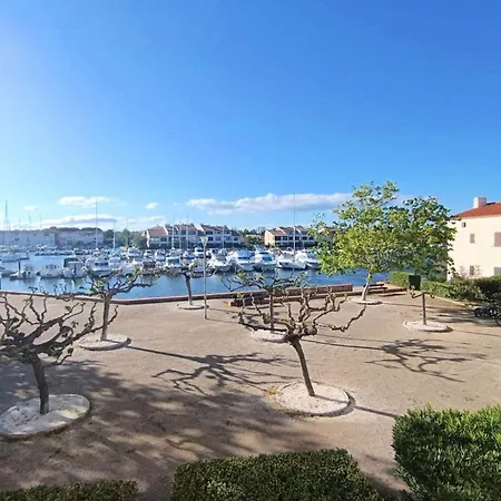 Charming 30 M Marina View Refurbished 2025 Apartament